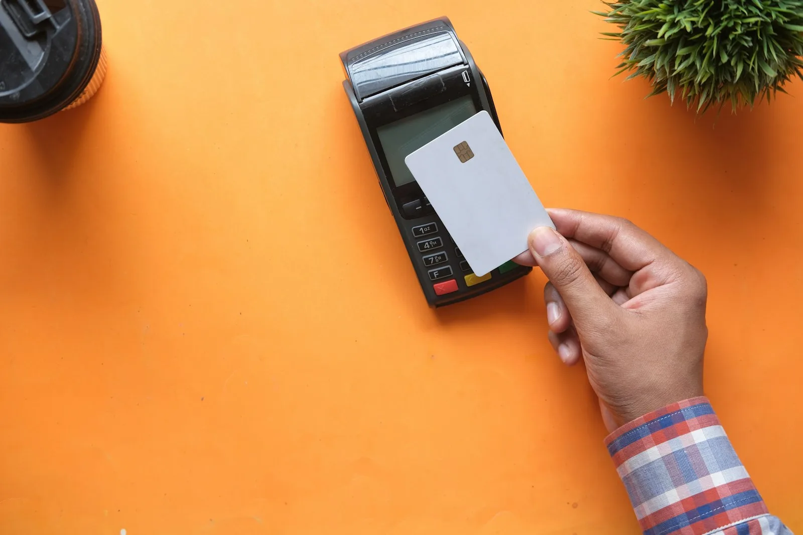 Pagamento por aproximação sendo feito em maquininha de cartão